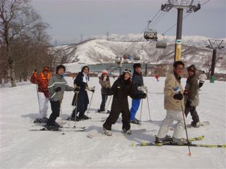 で、翌日はお決まりのスキーです